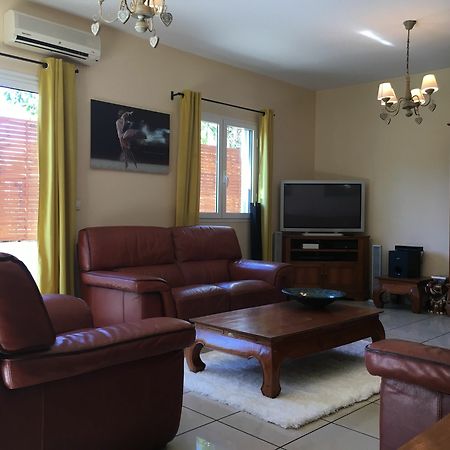 House With 5 Rooms In Etang Sale, With Wonderful Mountain View, Enclos Екстер'єр фото