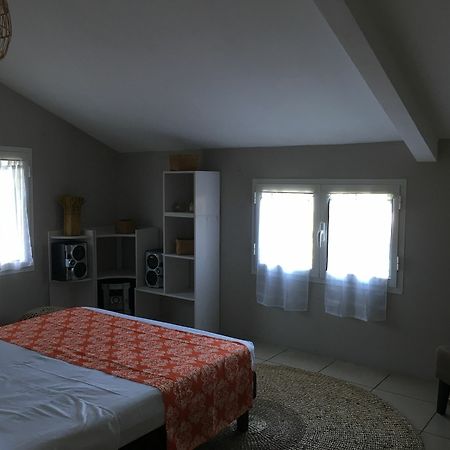 House With 5 Rooms In Etang Sale, With Wonderful Mountain View, Enclos Екстер'єр фото