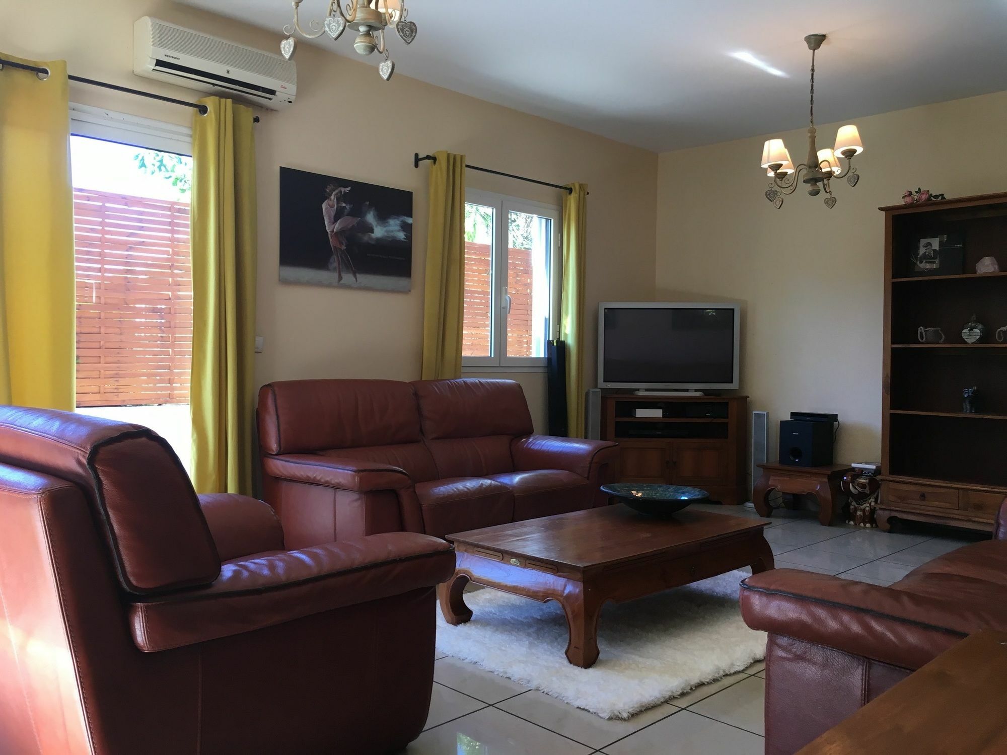 House With 5 Rooms In Etang Sale, With Wonderful Mountain View, Enclos Екстер'єр фото