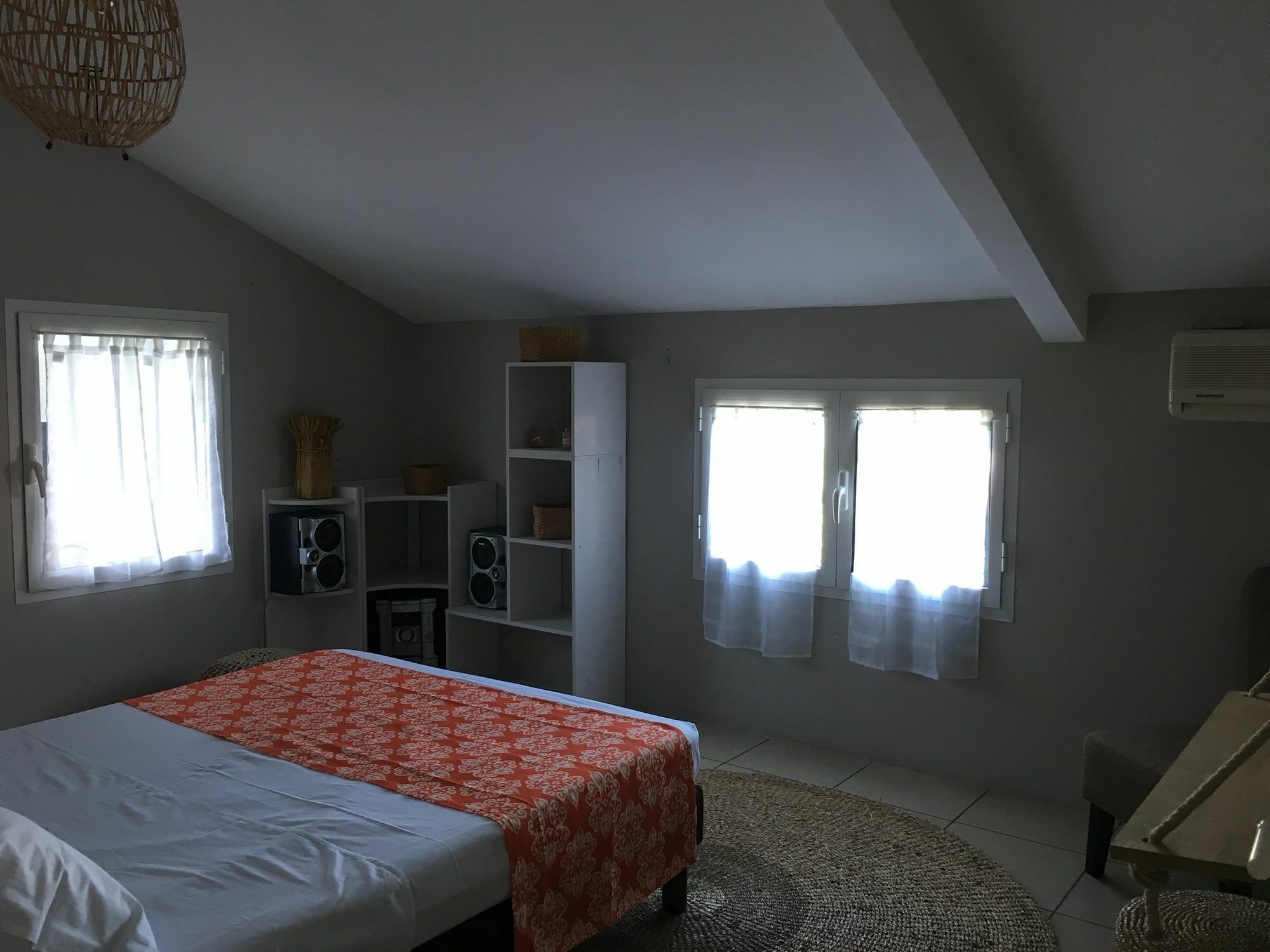 House With 5 Rooms In Etang Sale, With Wonderful Mountain View, Enclos Екстер'єр фото