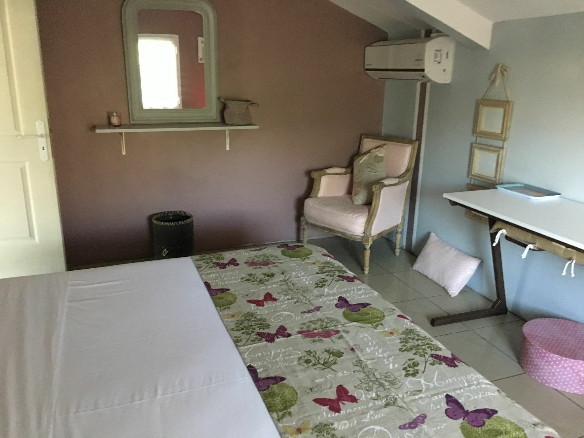 House With 5 Rooms In Etang Sale, With Wonderful Mountain View, Enclos Екстер'єр фото